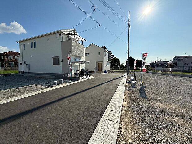 【前面道路含む現地写真】
建ぺい率は60%、容積率は200%です。2階に広々としたリビングを配置すると、窓の外の視線を気にせず寛げる、リラックス空間が実現します。/2025年7月撮影