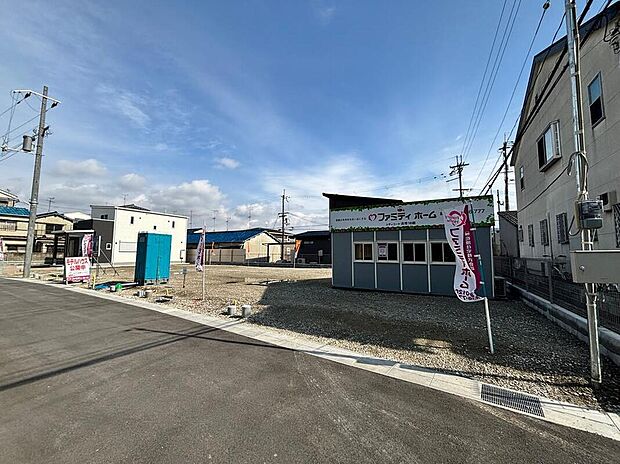 【前面道路含む現地写真】
豊富なプラン例をご用意しております。プライバシーに配慮した2階リビングや豊富な収納スペース、個室のご希望など、理想の住まいについてお聞かせください。