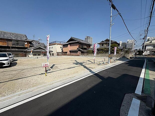 【シティコート北野田III期】
全3区画、自由設計対応の1区画を分譲中。南海電鉄高野線「北野田」駅まで徒歩7分～8分。都心部から自然豊かなエリアまで、アクセススムーズな立地です。