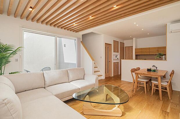 【LDK/当社施工例】
約18.0帖の広さがあるLDK。３面採光やリビング天井部分の吹抜けなどを施した開放感溢れる空間です。ご家族で心地の良いリラックスタイムをお過ごしいただけます。