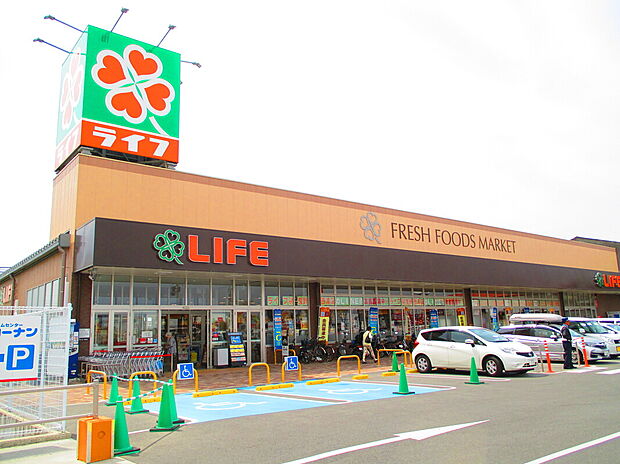 【ライフ羽曳野西浦店】
徒歩10分～11分。営業時間は9:00～21:00。食品やお酒、日用品、手作りパンなどが販売されています。60台分の駐車場が設けられ、お車でも買い出しに向かうことが可能です。