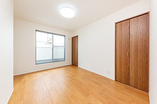 【【洋室(約6.37帖)/13号地モデルハウス】】どんなテイストにも幅広く合う、シンプルな内装デザイン。子供部屋やワークスペースなど、ライフスタイルに合わせて多用途に使用可能です。/2024年1月撮影