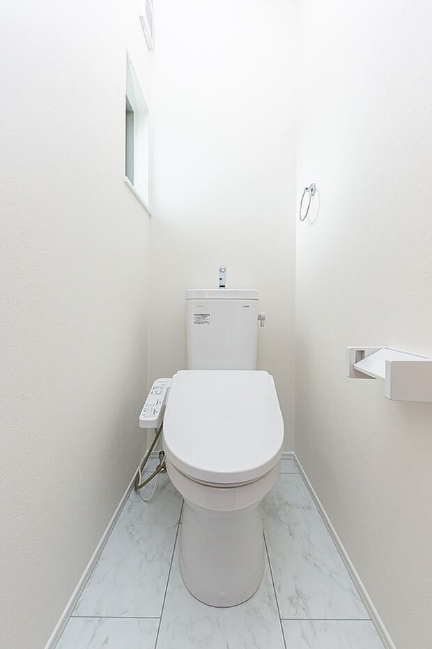 【【1階トイレ/13号地モデルハウス】】衛生的で毎日快適に利用できる、温水洗浄便座付きのトイレです。各階にトイレがあるため、朝の身支度もスムーズに行えそうです。/2024年1月撮影