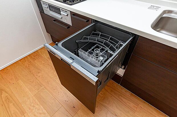【【ビルトイン食洗機】】お皿洗いの負担が軽減される、ビルトイン食洗機も備え付けです。食後の時間を有効的に過ごせそうです。/2024年12月撮影
