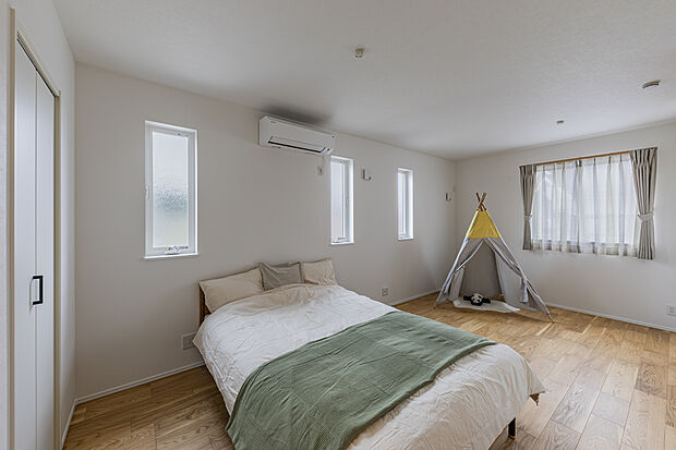 【【洋室/当社施工例】】主寝室としての利用もおすすめなゆとりのある洋室です。衣類だけでなく、アウトドア用品や季節家電などの大きな物も仕舞えるWICが備わっています。