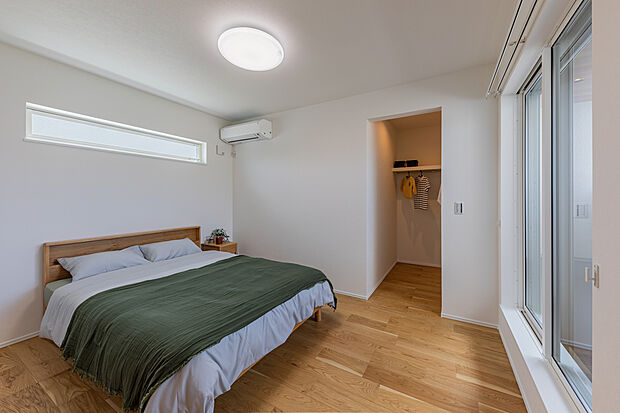 【【洋室1(13号地モデルハウス)】】出入りしやすいドアレスタイプのWICを備えた主寝室。約6.0帖の広さがあります。インナーバルコニーに面しており、布団や毛布なども気軽に干しやすいです。