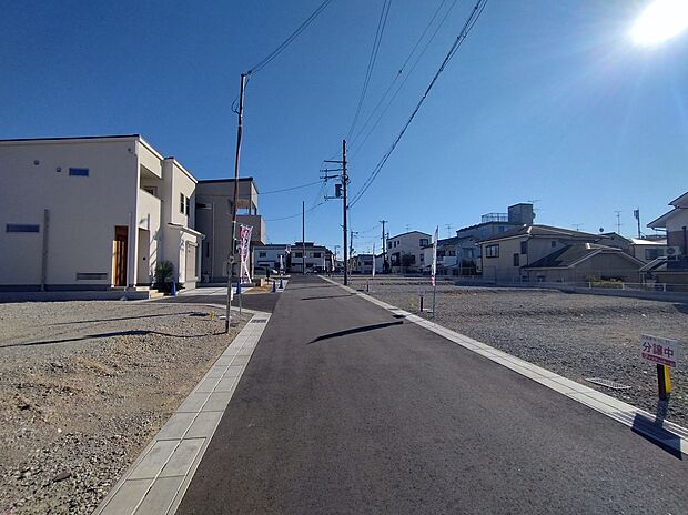 【【現地土地写真】】周辺は一戸建て住宅が建ち並ぶ住宅街です。実際の日当たりの様子などを現地にてご確認いただけます。周辺環境も併せて、ぜひ一度ご家族で現地をご見学ください！/2024年11月撮影