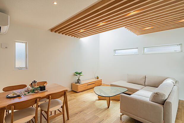 【【LDK(13号地モデルハウス)】】約18.0帖の広さがあるLDK。3面採光やリビング天井部分の吹抜けなどを施した開放感溢れる空間です。ご家族で心地の良いリラックスタイムをお過ごしいただけます。