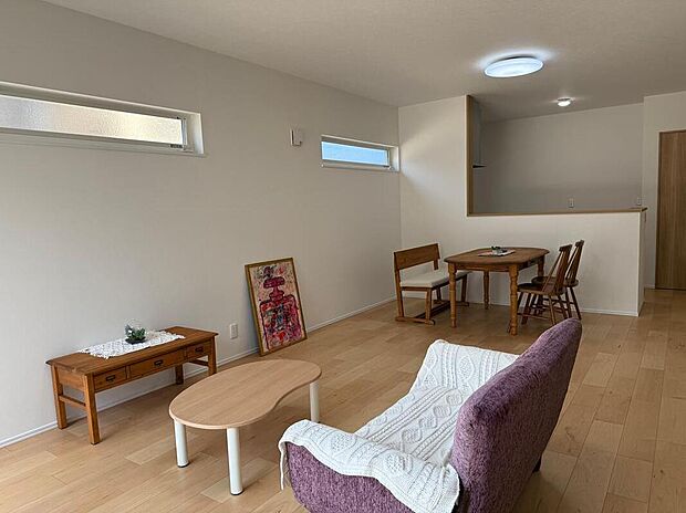 【【LDK/2号地モデルハウス】】約17.75帖のLDKには、約3帖の多目的スペースが隣接しており、一体利用も可能です。ご家族が自然と顔を合わせられるリビングイン階段を採用。コミュニケーションも弾みます◎