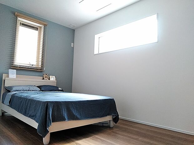 【【モデルハウス写真/洋室】】2面採光を確保した洋室です。ベッドなどの家具を配置しやすい、腰高窓や高窓を採用。淡いブルーのアクセントクロスが爽やかな空間を演出しています。