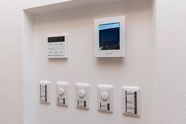 【【モデルハウス写真/スイッチニッチ】】照明やTVモニター付きインターホン・給湯器などのスイッチを集約。設備の操作を1か所にまとめることで、導線が短くなり、お部屋をすっきりと見せることができます。