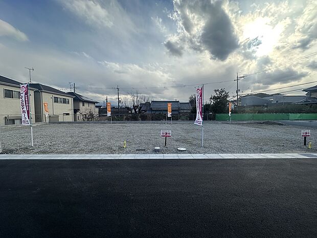 【【現地土地写真】】約95m2～約111m2(約28.73坪～約33.57坪)の全10区画。お好みの区画をお選びいただけます。設計プランが決まり次第スムーズに建築に移行できます。/2024年12月撮影