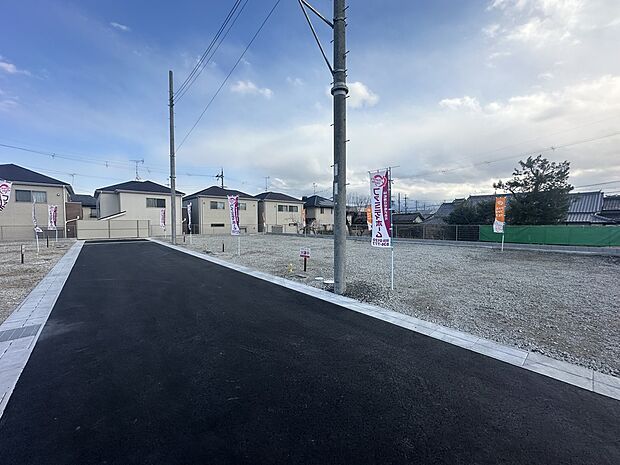 【【前面道路含む現地写真】】スーパーやショッピングセンターが徒歩15分圏内！買物施設や公共施設が身近に揃い、幅広い年代が暮らしやすい住環境も魅力です◎/2024年12月撮影