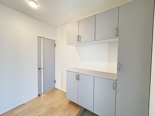 【【玄関(12号地モデルハウス)】】お気に入りの小物を飾れる、コの字型のシューズボックスを設置。たくさんの靴がすっきり片付き、清潔感のある玄関を保つことができます。/2025年4月撮影