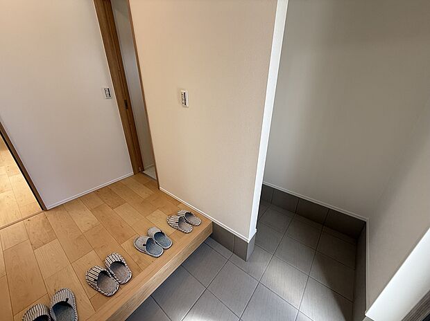 【【玄関】】ゴルフバックやアウトドア用品など大きな荷物も収納可能な、マルチクローク付き。土間続きのため、雨で濡れた傘やベビーカーの収納場所としても活躍しそうです。