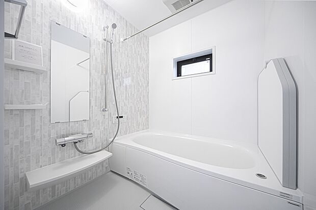 【【浴室/当社施工例】】1616サイズの広々とした浴室で、日々の疲れを癒せます。雨の日の洗濯に便利な浴室ハンガーパイプ付き。ゆったり半身浴を楽しめるベンチタイプの浴槽です。