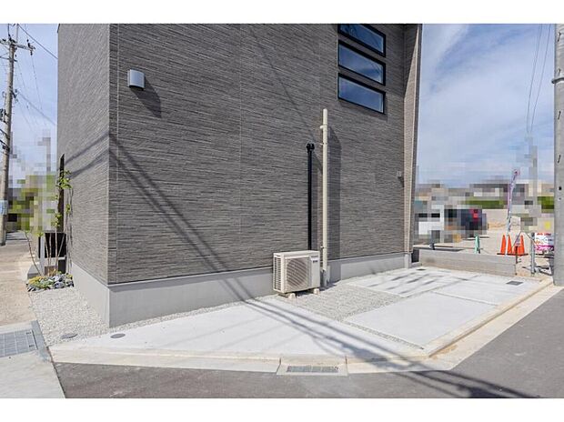 【【20号地モデルハ ウス/カースペー ス】】カースペースは2ヶ所にご用意しています(車種による)。来客用と自家用でスペースを分けて使うことも可能です。/2026年8月20日撮影