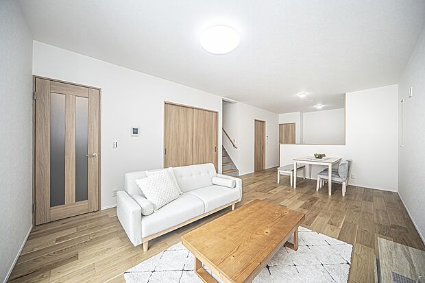 【【LDK(約17.75帖)/当社施工例】】リビングとダイニングを緩やかにゾーニングしやすい縦長LDK。窓から注ぎ込むやわらかな光が、空間を心地よく包み込みます。