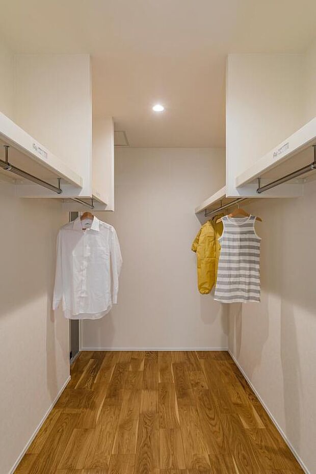 【【WIC/当社施工例】】廊下と洋室(約5.25帖)から出入り可能な2WAY仕様。ハンガーパイプ付きのため、ワンピースやコートなど丈の長い衣類を掛けて収納できます。