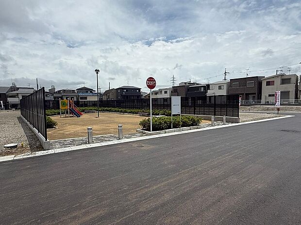 【【現地土地写真】】街区内には公園があり、滑り台とベンチが設置されています。街区内の子どもが集まるため、ご近所との交流もできそうです。