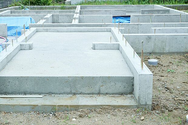【ベタ基礎工法】基礎は建物の荷重を地盤に伝え、地震や台風による揺れを受け止める重要な構造体です。住宅の土台となる基礎にもいくつか種類はありますが、SOUSEIではベタ基礎を採用しています。地面を鉄筋コンクリートで覆い固めることなので、住宅をコンクリートの底辺全体で受け止めて重量を分散し、支えることができます。また、基礎幅を150mmにすることにより、耐久性の高い家を造り上げます。