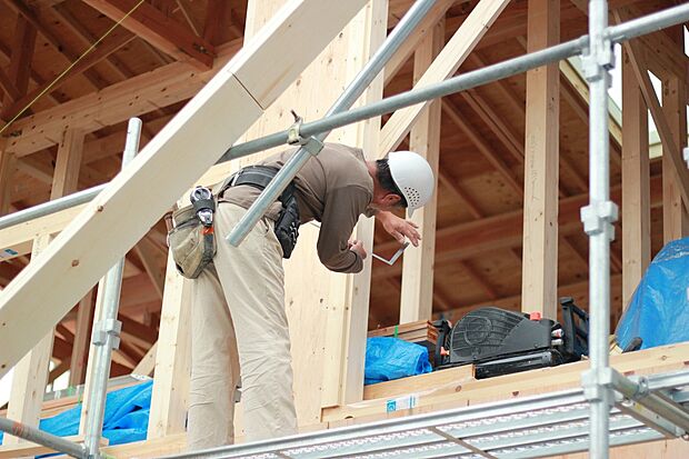 【自由度の高い木造軸組み工法】コンクリートの基盤に固定した土台の上に柱を垂直に建て、梁を水平に渡し、屋根を組む工法。垂直の力には柱、水平方向の力には梁で抵抗する基本原理に、筋かいと呼ばれる斜材の他、補強金具を使って耐震・耐風構造の強度を高めます。日本の気候風土に最適で最も採用されている工法です。