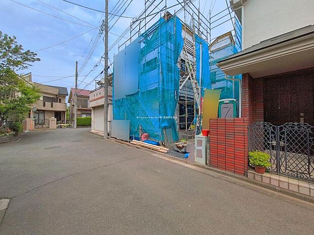 【前面道路含む現地写真】
住宅性能評価で耐震等級３（最高等級）を取得！お客様を守る大切な住宅だからこそ、第三者の検査を受けて安心して住んでいただける住宅をご案内させて頂きます。