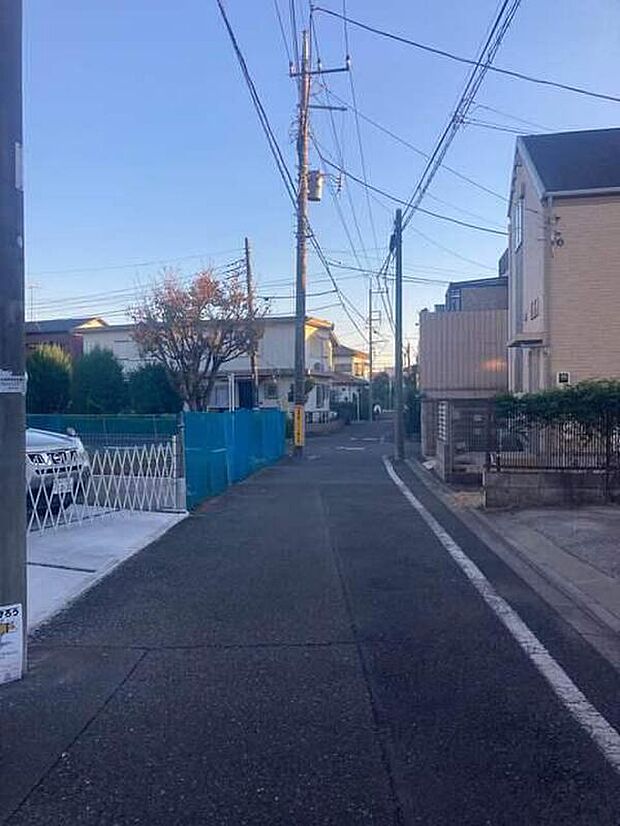 【前面道路含む現地】
ひとたび扉を開けばそこに待っているのは上質な空間とマイホームでの新生活をイメージさせる優雅なひととき。「この家なら…」ではなく「ここに住みたい♪」と思う感動をお届けいたします。