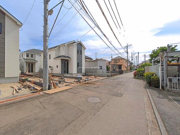 【前面道路含む現地写真】
商業施設が徒歩圏内に充実し、毎日のお買い物に便利です♪小学校まで徒歩6分、中学校まで徒歩5分と近く、安心してお子様を見守れる環境です。