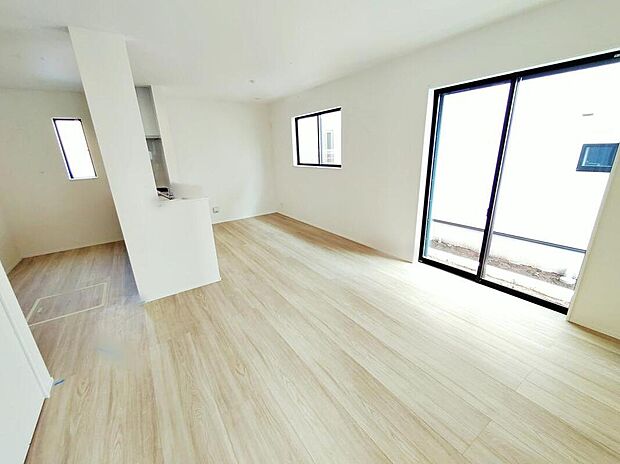 ~Living Room~A号棟
大きな窓のあるリビングは、陽光あふれる明るい空間です。居心地良く、ご家族皆がゆったり寛げる憩いの空間となりそうです。