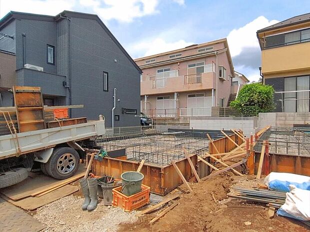 【現地外観写真】A号棟　京王線「調布」駅までバス22分バス停「原山交差点」停歩4分♪緑豊かな公園が近く、自然と調和できる穏やかな暮らしを楽しむことができます♪