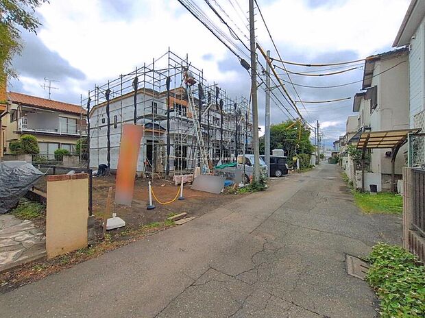 【前面道路含む現地写真】
周辺は毎日のお買い物に便利なスーパー・コンビニ・ドラッグストアが徒歩10分圏内に複数点在する便利な立地です♪小学校まで徒歩7分とお子様にも安心ですね☆