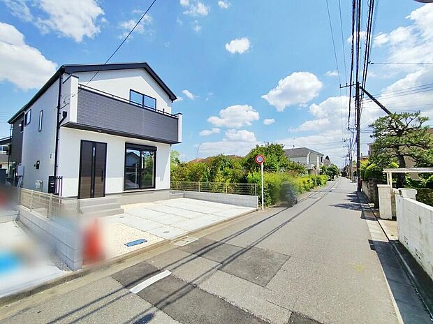 【前面道路含む現地写真】2号棟周辺は静かで落ち着いた雰囲気の住宅街です。交通量も少なく、穏やかで快適にお過ごし頂けそうです。