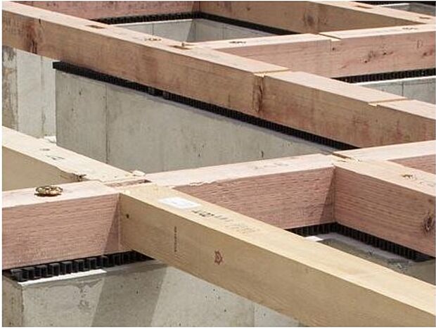 コンクリートで建物の下一面を支える工法。 基礎鉄筋を張り、強度を高めたベタ基礎の耐圧盤を1階の床下全面に施工し、広い耐圧盤の面で建物の荷重を地盤に伝えます。