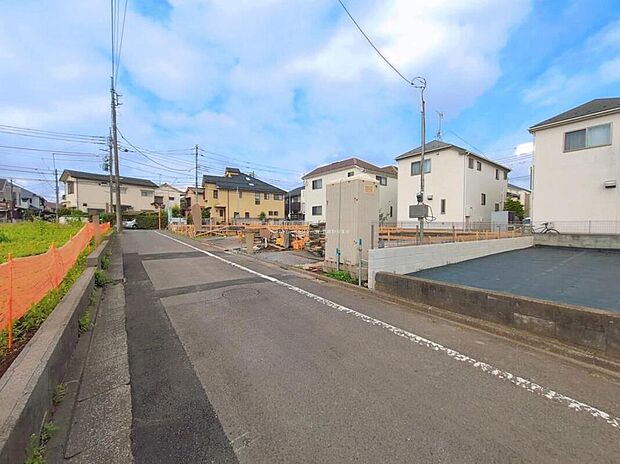 【前面道路含む現地写真】
周辺は毎日のお買い物に便利なスーパー・コンビニが徒歩10分圏内に揃います。小・中学校まで徒歩9分とお子様にも安心です♪