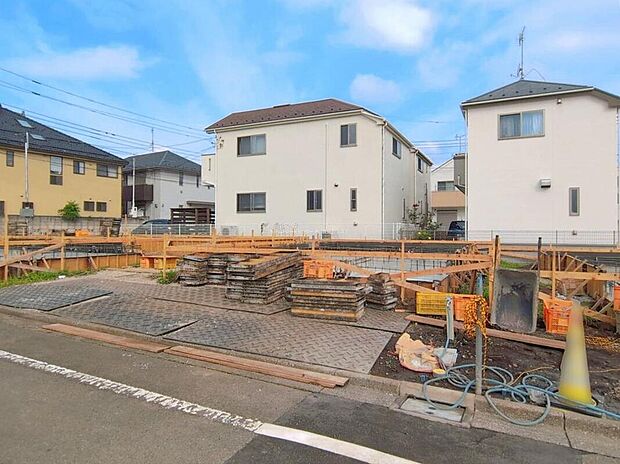 【現地外観写真】B号棟
ひとたび扉を開けばそこに待っているのは上質な空間とマイホームでの新生活をイメージさせる優雅なひととき。「この家なら…」ではなく「ここに住みたい♪」と思う感動をお届けいたします。