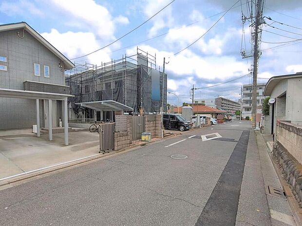 【前面道路含む現地写真】
周辺は毎日のお買い物に便利なスーパー・コンビニ・ドラッグストアが徒歩10分圏内に揃います。小中学校も近く、お子様にも安心ですね☆