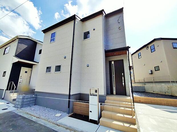 【現地外観写真】（5号棟）京王相模原線「若葉台」駅までバス6分「長峰二丁目」停歩5～7分♪住環境良好な人気の低層住居専用地域に立地しております。守られた環境は、お子様との暮らしにもおすすめです。