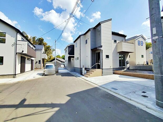 【前面道路含む現地写真】（5号棟）物件から徒歩5～7分の場所にバス停があります。大型商業施設の揃う、京王相模原線「若葉台」駅へのアクセスがしやすく、休日のお出かけ先が充実しています。