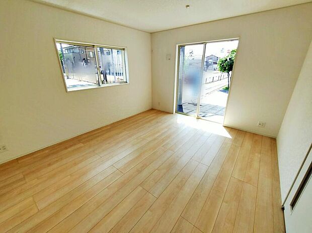 【リビング】2号棟
大きな窓のあるリビングは、陽光あふれる明るい空間です。居心地良く、ご家族皆がゆったり寛げる憩いの空間となりそうです。