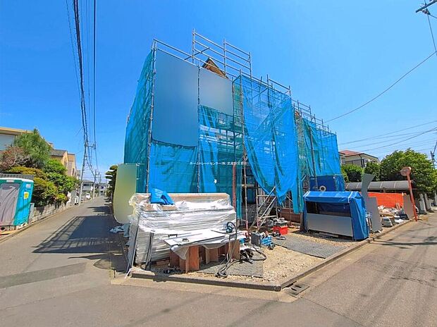 【前面道路含む現地写真】1号棟
住環境良好な人気の低層住居専用地域に立地しております。周りに高い建物もなく、空が広く感じられます！守られた環境は、お子様との暮らしにもおすすめです！