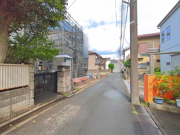 【前面道路含む現地写真】
周辺はコンビニ・ドラッグストアまで徒歩10分以内と、利便性の高い立地です！
小学校まで徒歩8分、中学校まで徒歩4分でお子様の登下校も安心ですね♪
