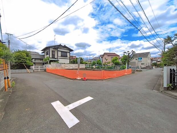 【前面道路含む現地写真】
杉森小学校徒歩4分、第三中学校徒歩5分！お子様の登下校も安心の立地です☆