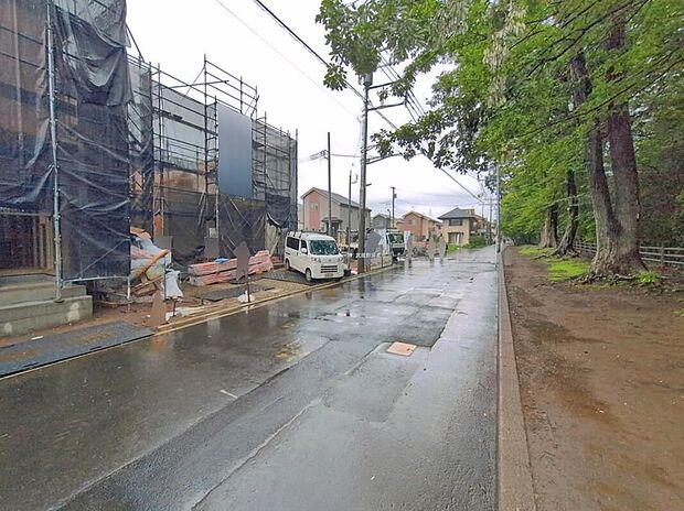 【前面道路含む現地写真】
西武国分寺線「鷹の台」駅まで徒歩14分♪住環境良好な人気の低層住居専用地域に立地しております。守られた環境は、お子様との暮らしにもおすすめです。
