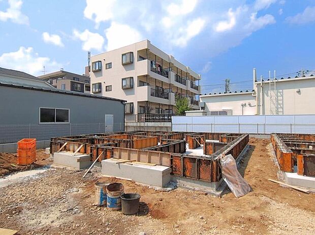 【現地外観写真】A号棟
ひとたび扉を開けばそこに待っているのは上質な空間とマイホームでの新生活をイメージさせる優雅なひととき。「この家なら…」ではなく「ここに住みたい♪」と思う感動をお届けいたします。