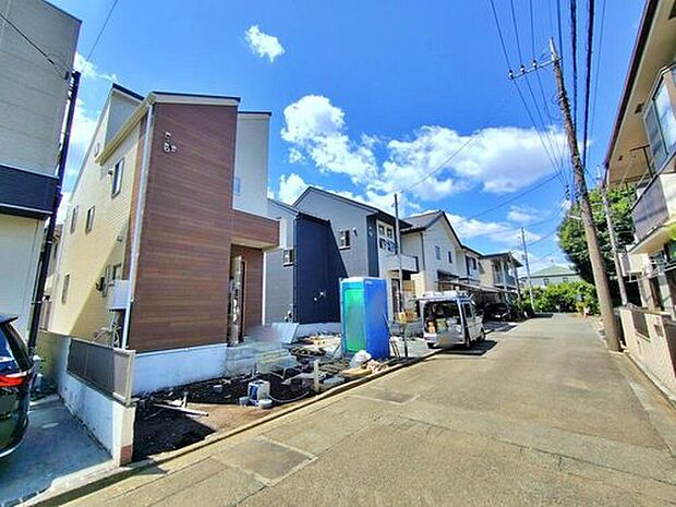 【前面道路含む現地写真】
小平第二小学校まで徒歩5分♪お子様を安心して見守れる環境です。商業施設も徒歩圏内に充実し、暮らしに便利な住環境です。