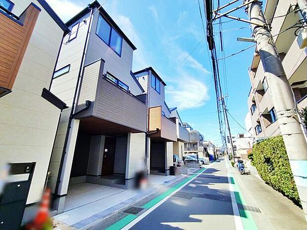 【前面道路含む現地写真】
安心の子育て環境♪小学校まで徒歩6分と近く、お子様を近くで見守れる環境です。バタバタしがちな朝も、余裕をもって支度出来ますね♪