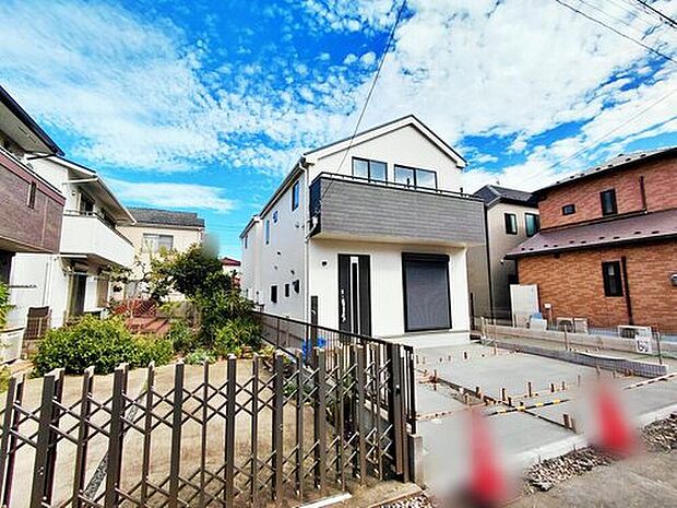 【現地外観写真】
ひとたび扉を開けばそこに待っているのは上質な空間とマイホームでの新生活をイメージさせる優雅なひととき。「この家なら…」ではなく「ここに住みたい♪」と思う感動をお届けいたします。