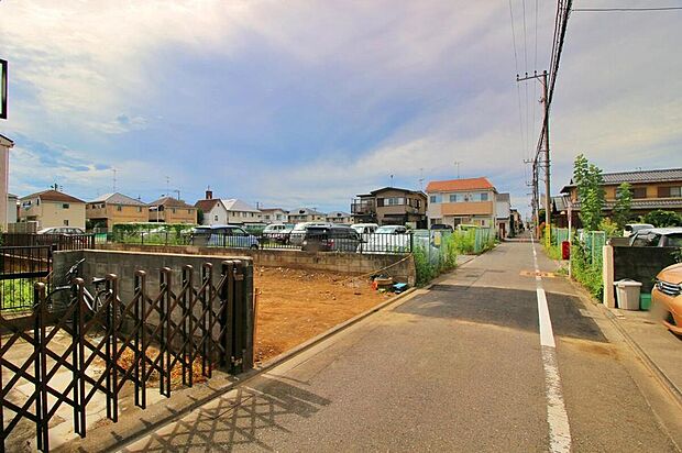【前面道路含む現地写真】
毎日のお買い物に便利なコンビニ・ドラッグストアが徒歩10分圏内♪