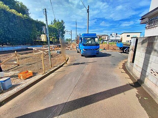 【前面道路含む現地写真】
スギ薬局小平東店徒歩2分♪
当日のご見学予約も承ります。同じものは2つとない「夢のマイホーム」との出会いが待っているかもしれません。